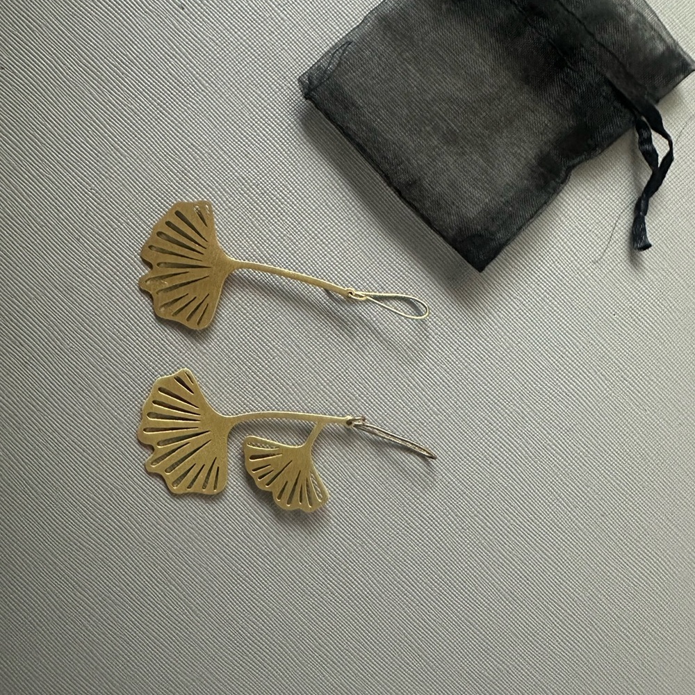 INK+ALLOY Ginkgo Leaf Earrings Brass - Picture 3 of 3